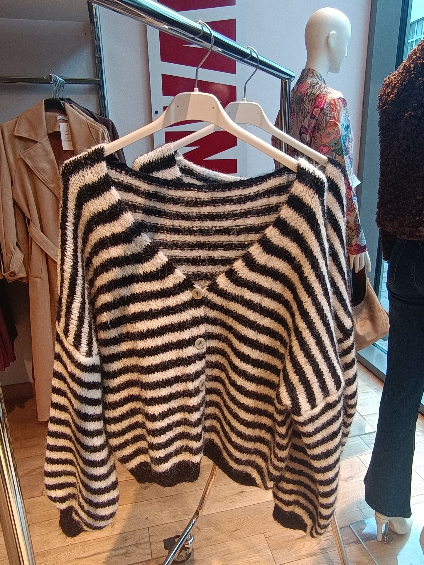 Gestreifter Cardigan mit V-Ausschnitt