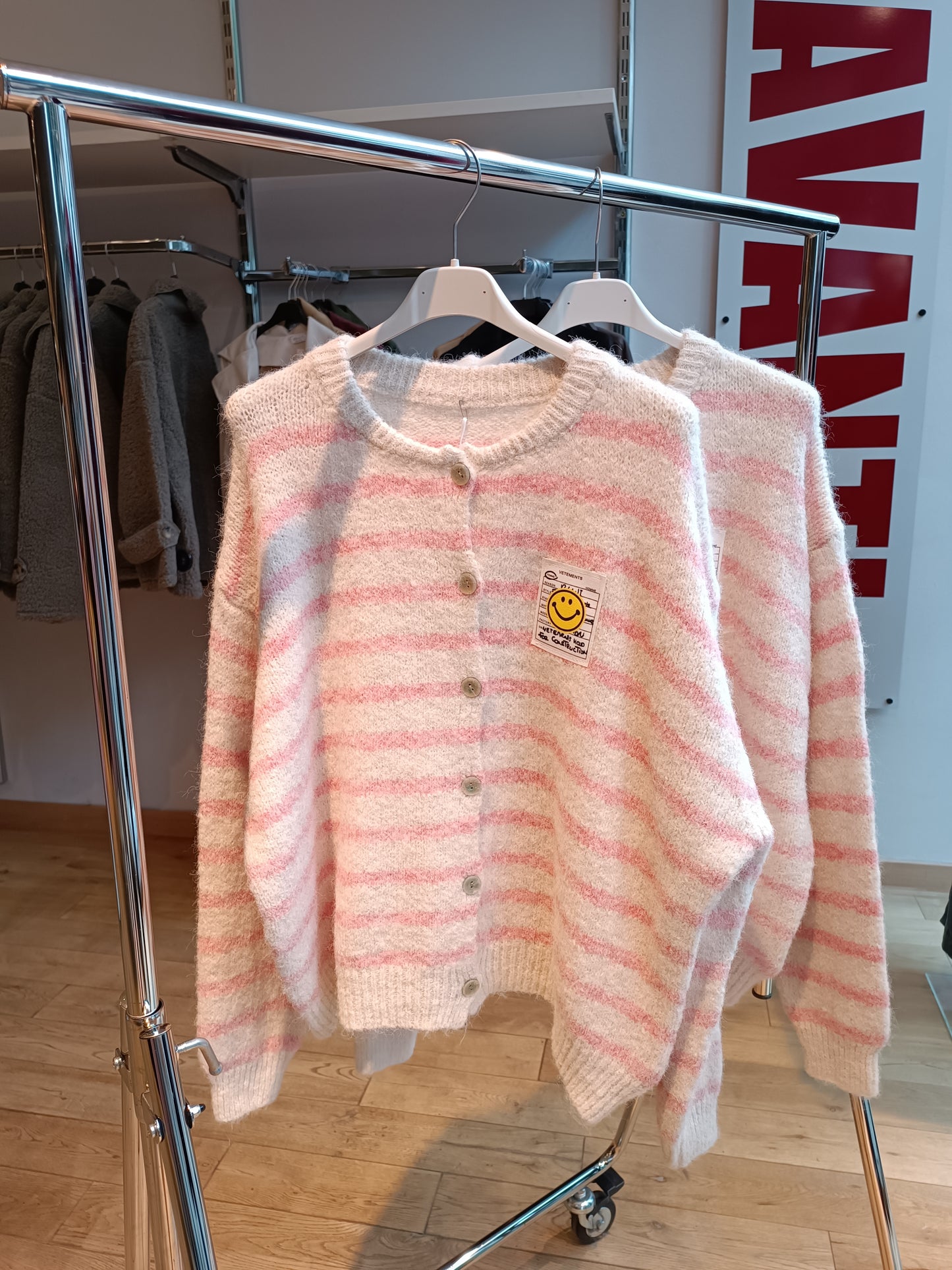 Gestreifter Cardigan mit Smiley