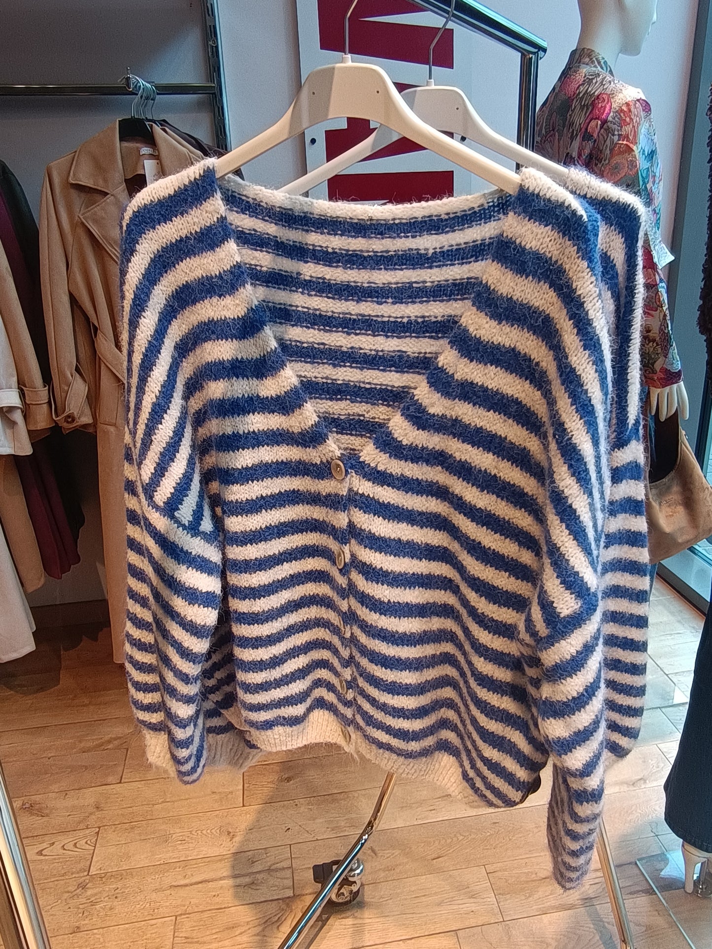 Gestreifter Cardigan mit V-Ausschnitt