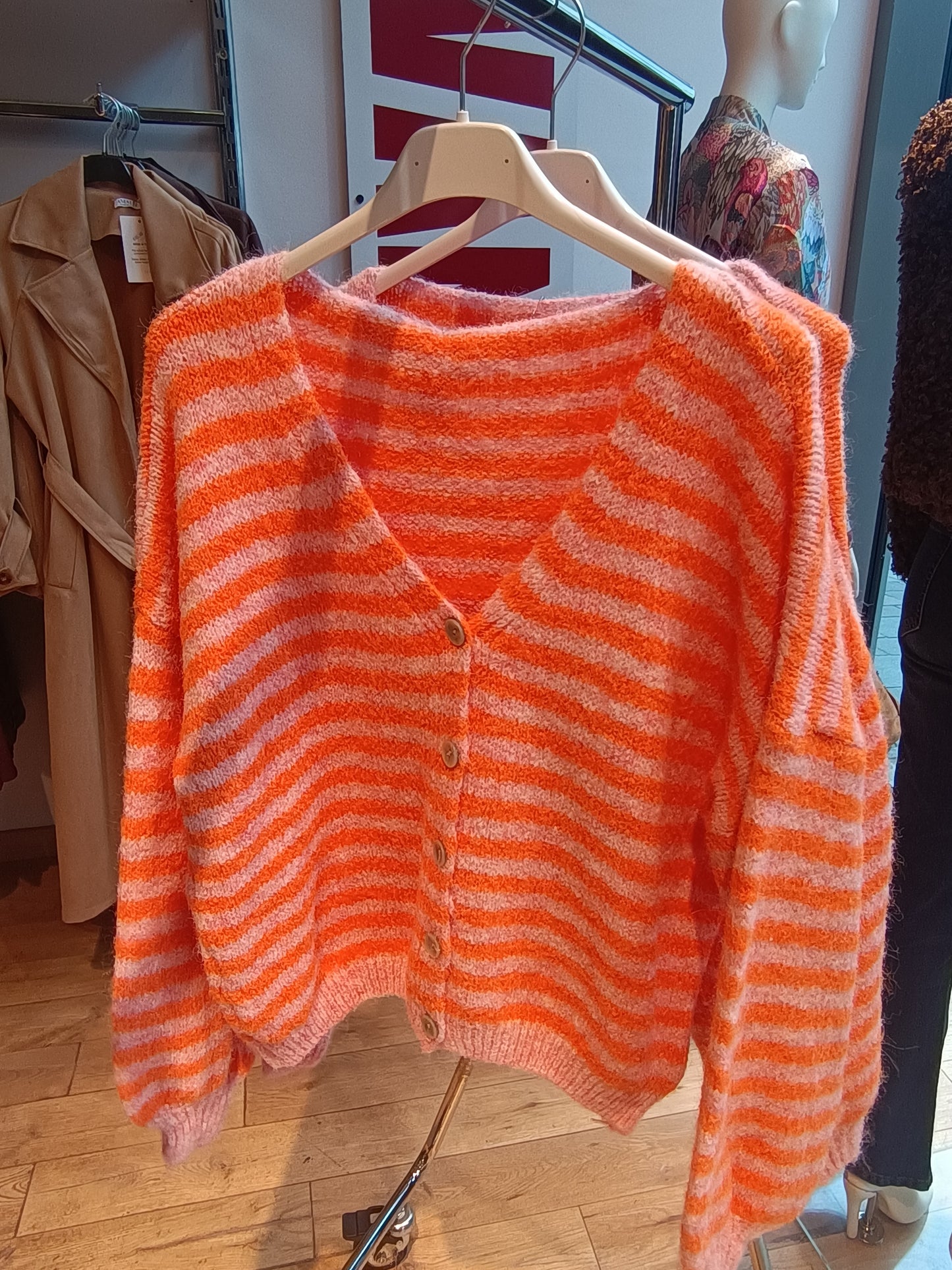 Gestreifter Cardigan mit V-Ausschnitt