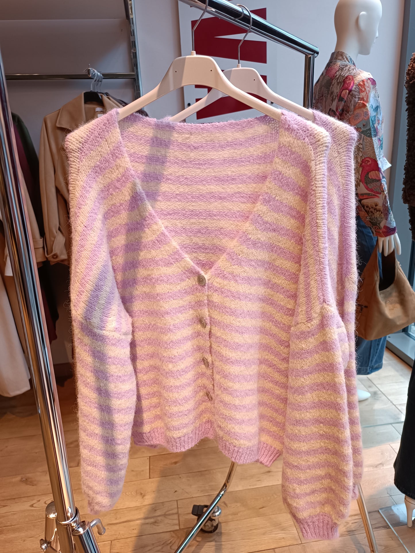 Gestreifter Cardigan mit V-Ausschnitt